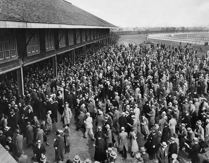 Penonton di Jamaica Race Course di Queens mengerumuni taruhan mereka pada 22 April 1932